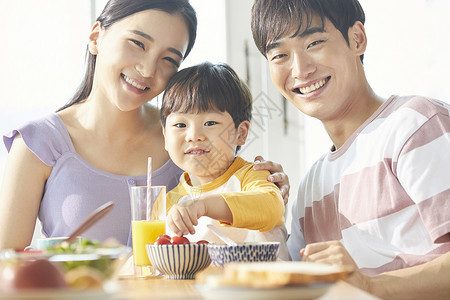 和谐新生活男人家庭生活食品图片