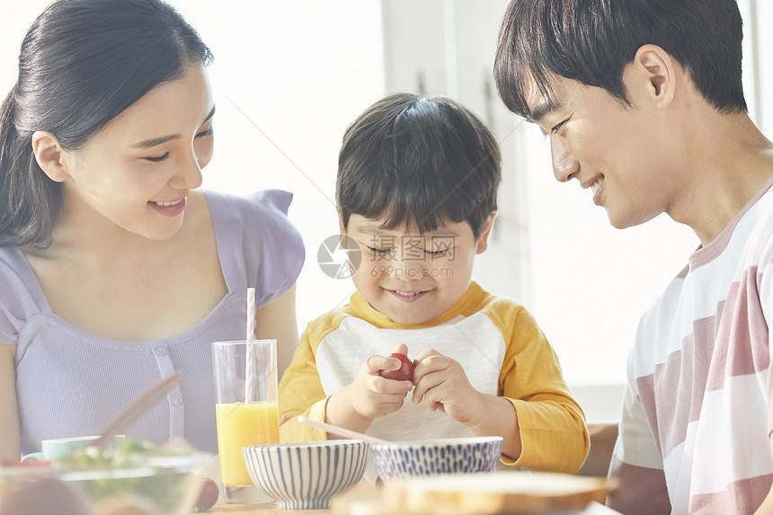 一家三口享受健康早餐图片