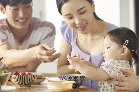 一家三口享受健康早餐高清图片