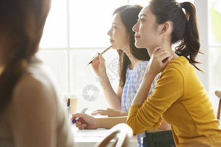 女大学生在课堂上听课图片