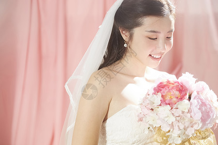 披着婚纱的新娘抱着手捧花美人高清图片素材