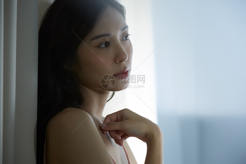 房间休息的女人图片