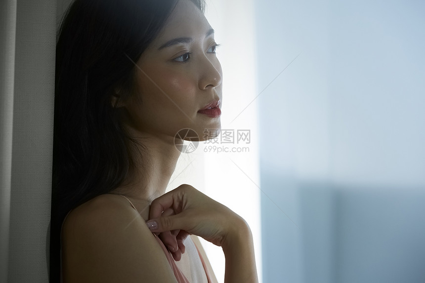 房间护肤的女人图片