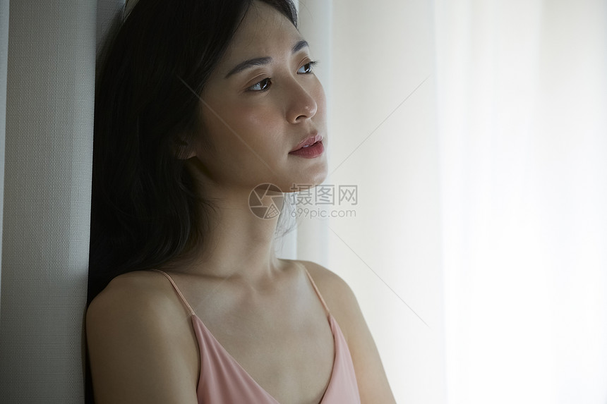 户内护肤的女人图片