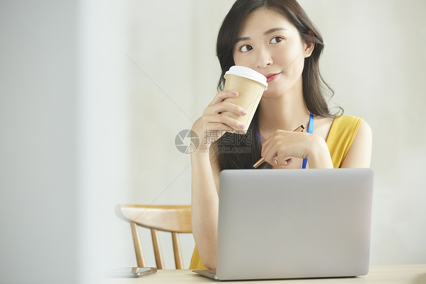 商务女商人休息喝咖啡图片