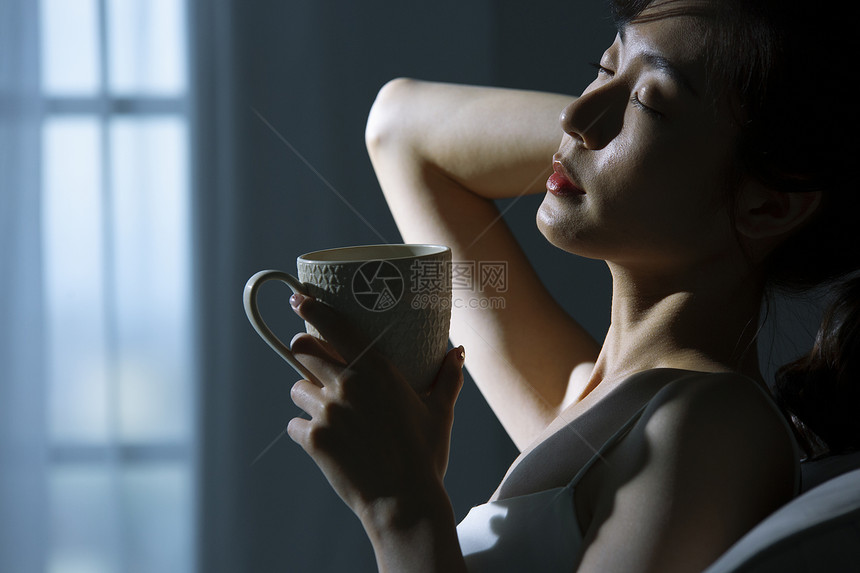室内年轻女人喝茶图片