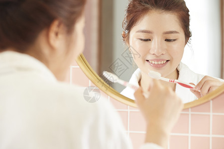 居家洗漱刷牙的女人图片