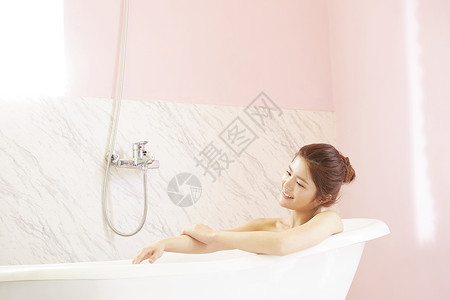浴缸泡澡的青年女子图片