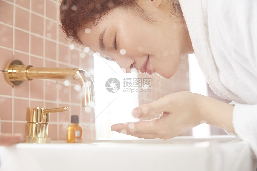 室内洗脸的女人图片