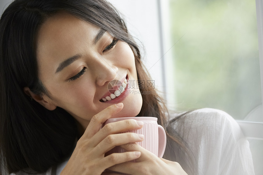 房间休假时髦女人喝茶图片