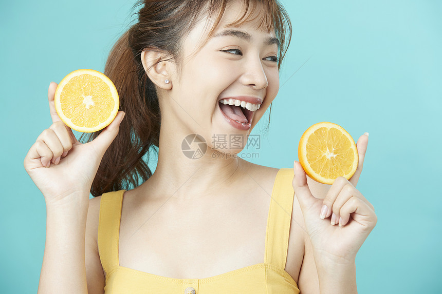 可爱女孩开心举着橙子图片