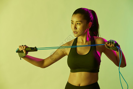运动女性跳绳健身运动图片