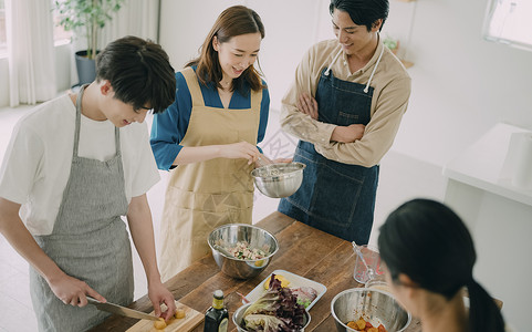 轰趴聚会男女做美食生活图片