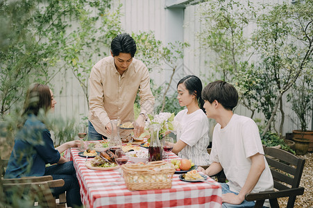 在露台花园的家庭聚会图片