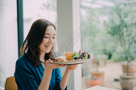 烹制美食的美女图片