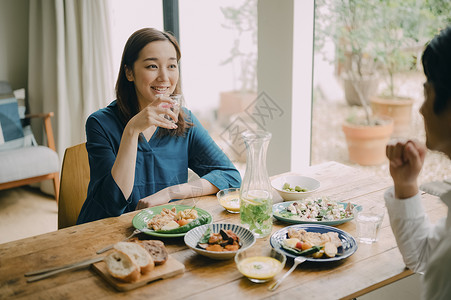 夫妻两享受早餐图片