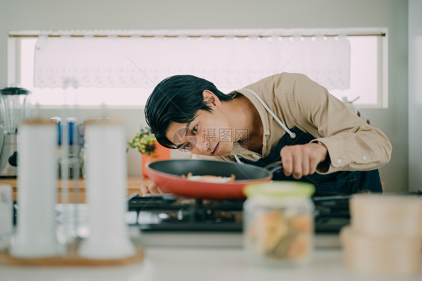 年轻男子在厨房做美食图片