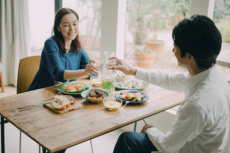 情侣在家里吃饭举杯图片