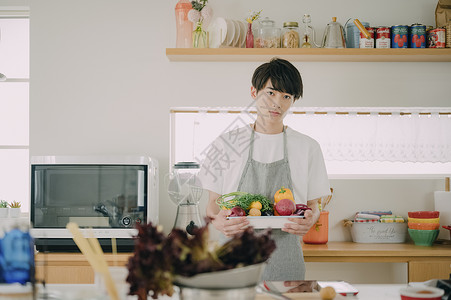 男性在厨房做饭图片