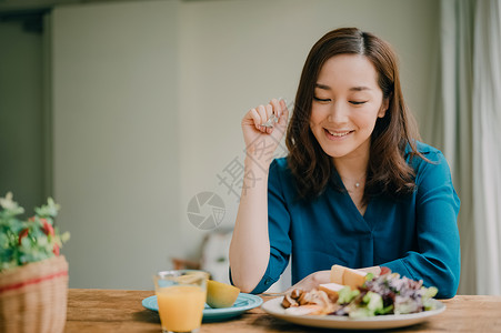 青年聚会一起做饭吃饭图片