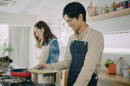 青年聚会一起做饭吃饭男人高清图片素材