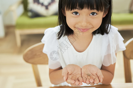 女孩手里捧着种子图片