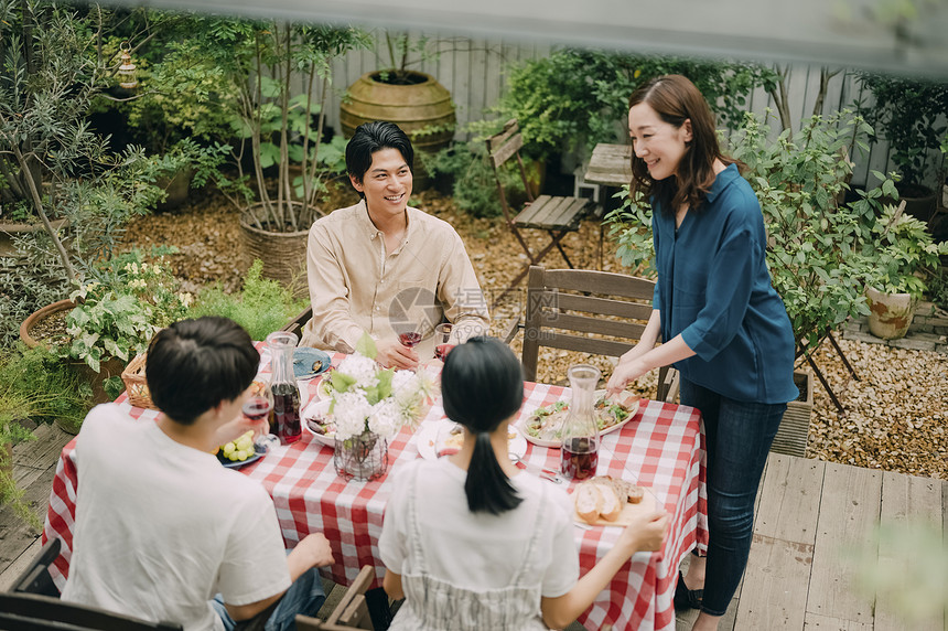 露台花园家庭聚会图片