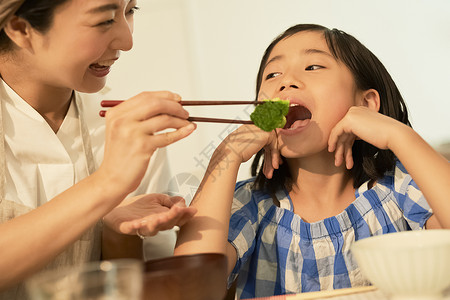 母亲女儿一起用餐高清图片