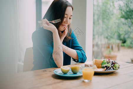 减肥瘦身独自生活女人用餐图片