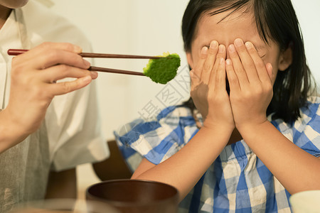 女孩拒绝吃蔬菜高清图片