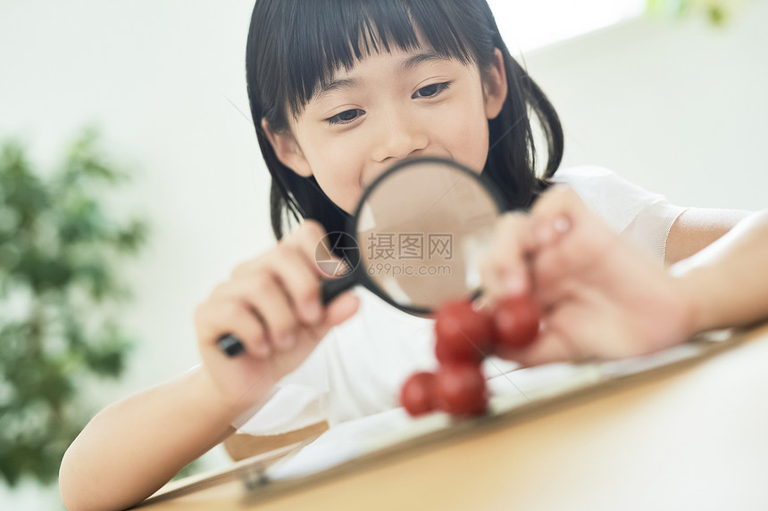 室内学习的女孩图片