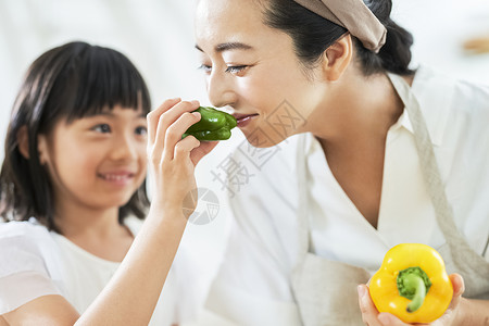 女孩帮忙妈妈做餐图片