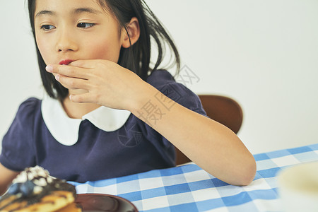 可爱的小女孩吃糖果图片