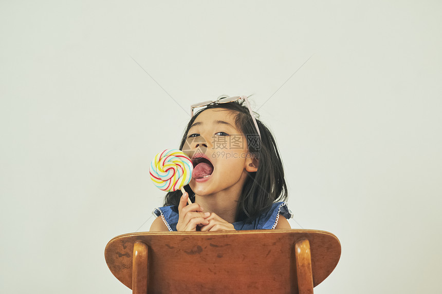 可爱的小女孩吃糖果图片
