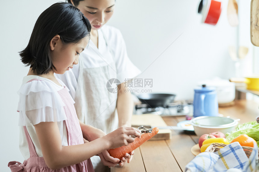 女孩帮妈妈做菜图片