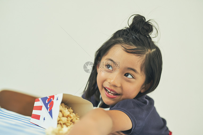 可爱的小女孩吃零食图片