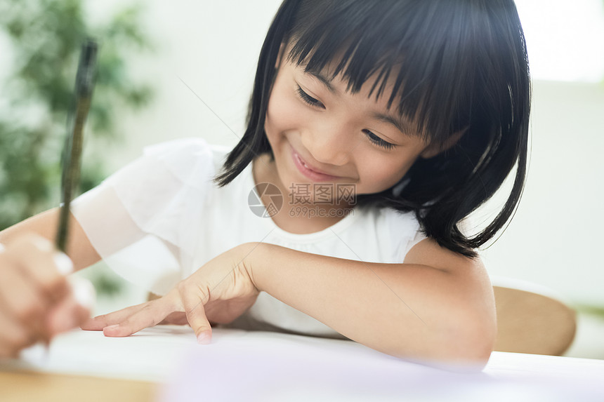 夏天室内的儿童女孩学习图片