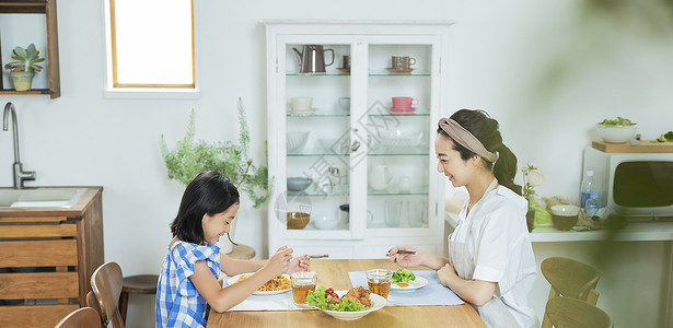 父母和女儿用餐图片