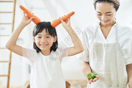 母亲女儿做饭图片