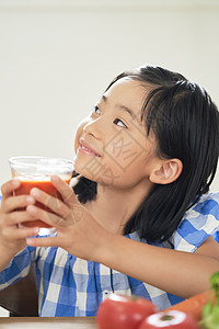 女孩在喝果汁图片