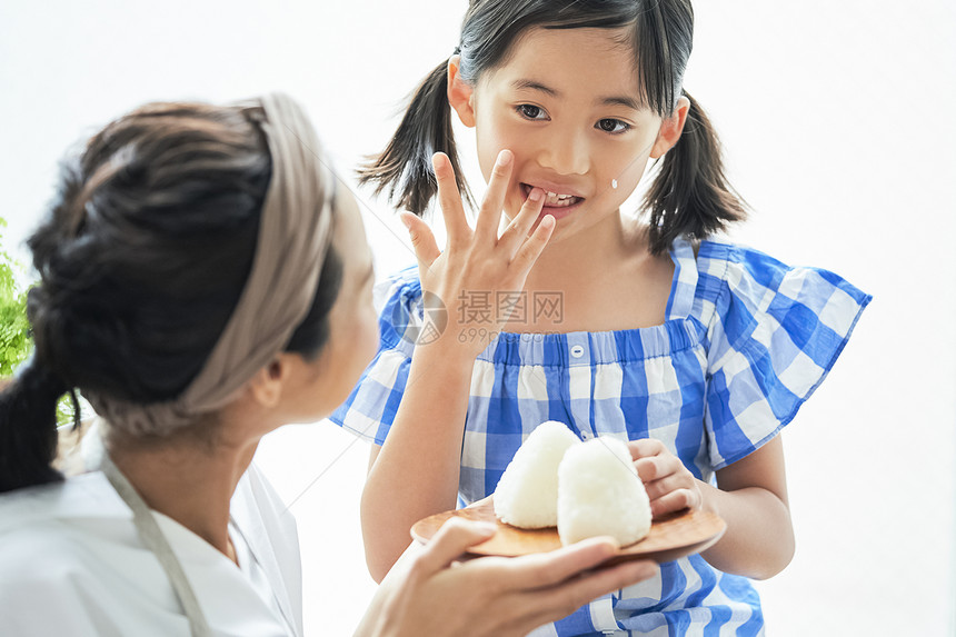 母亲女儿一起用餐图片