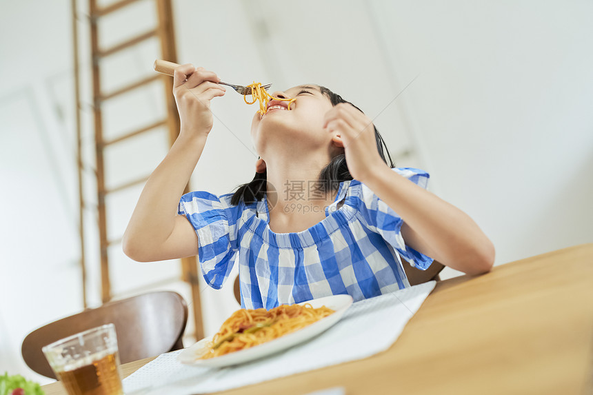 正在吃饭的女孩图片