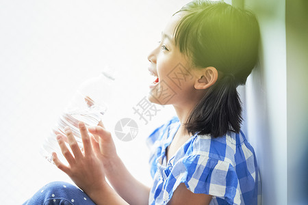 小女孩喝瓶装水图片
