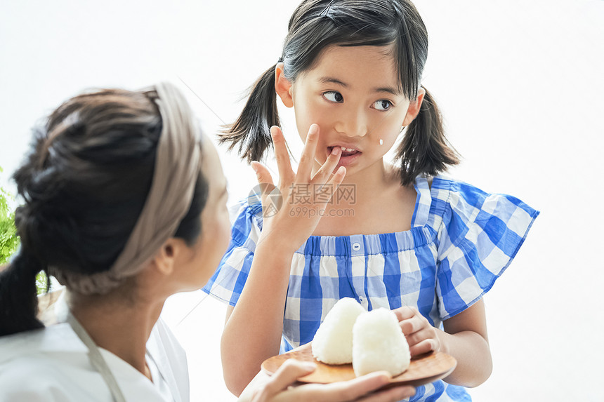 母亲女儿一起用餐图片