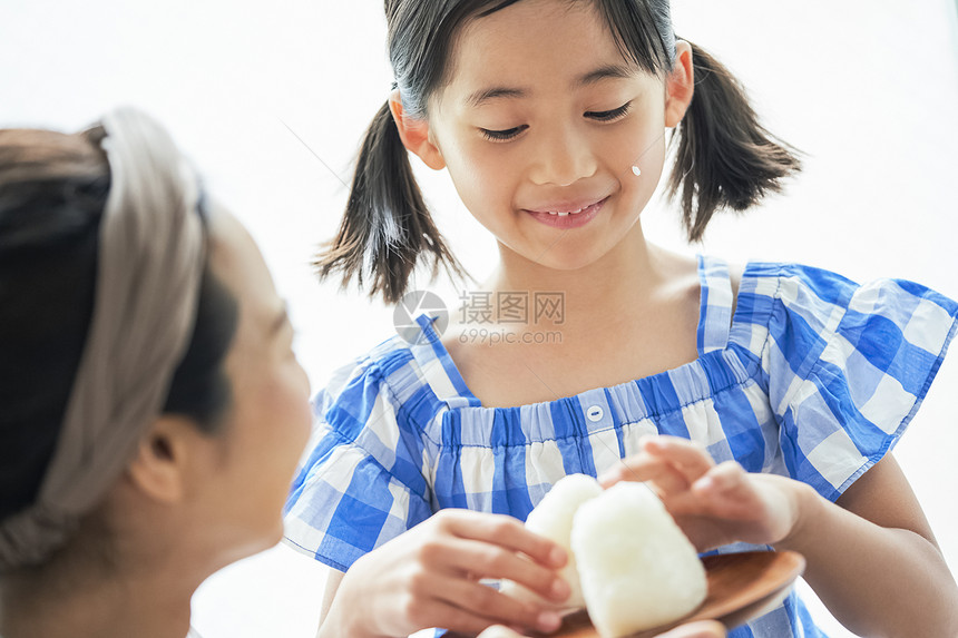 母亲女儿一起用餐图片