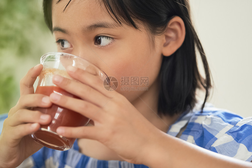 喝饮料的女孩图片