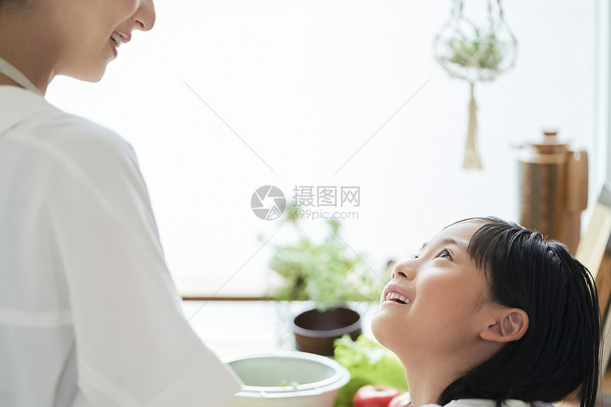 母亲女儿一起做饭图片