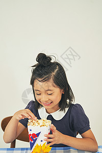 小女孩子吃爆米花图片