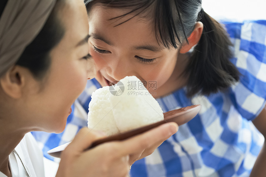 母亲女儿一起用餐图片