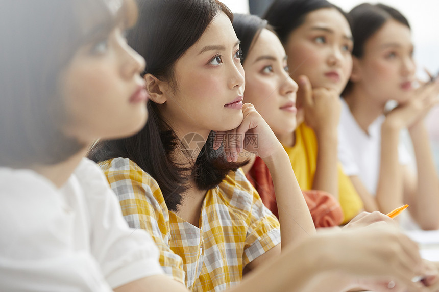 校园生活上课青春少女们图片